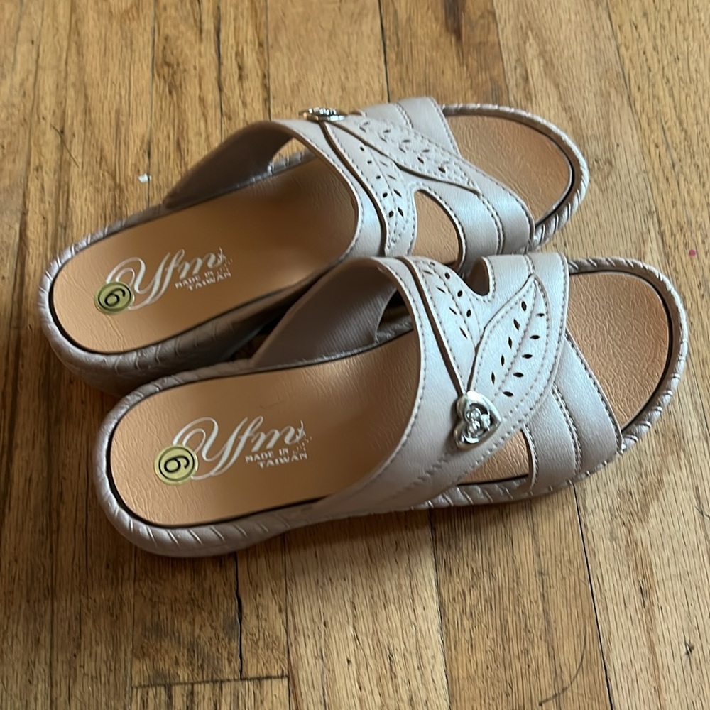 YFM Women's Low Heel Slip On Sandal great used condition